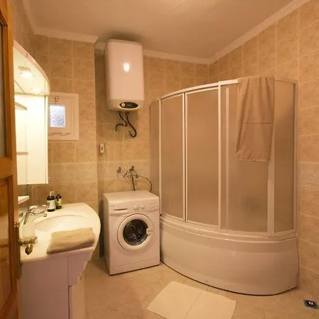 Sleeps 6 Air Con Wifi