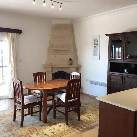 Sleeps 6 Air Con Wifi