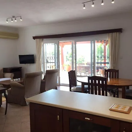 Villa Sleeps 6 Air Con Wifi *
